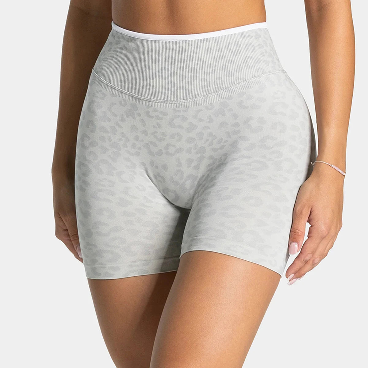Women Seamless Yoga Shorts Leopard Print Scrunch Butt Gym Shorts Workout Short Leggings Fitness Tights White Waist Sports Shorts
