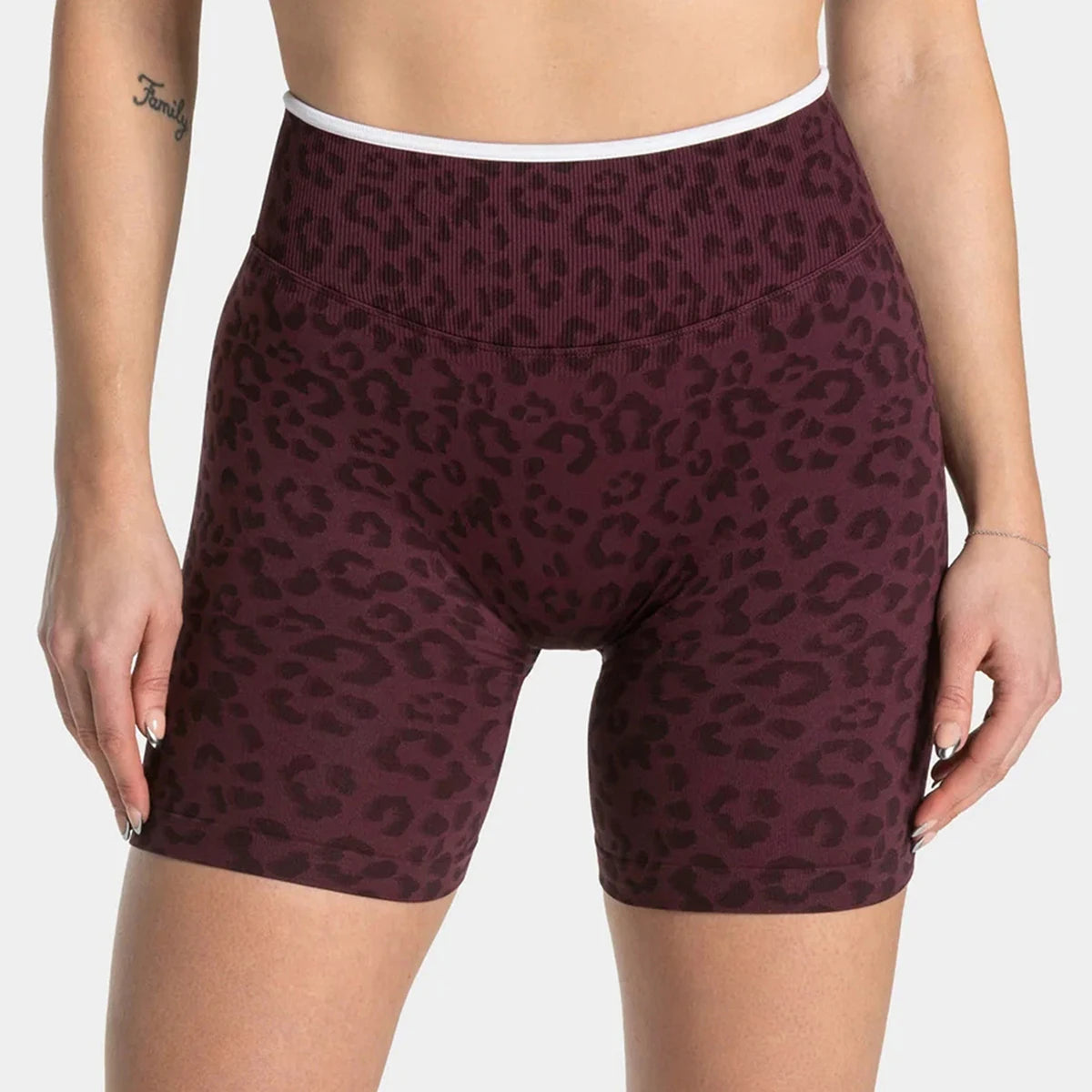 Women Seamless Yoga Shorts Leopard Print Scrunch Butt Gym Shorts Workout Short Leggings Fitness Tights White Waist Sports Shorts