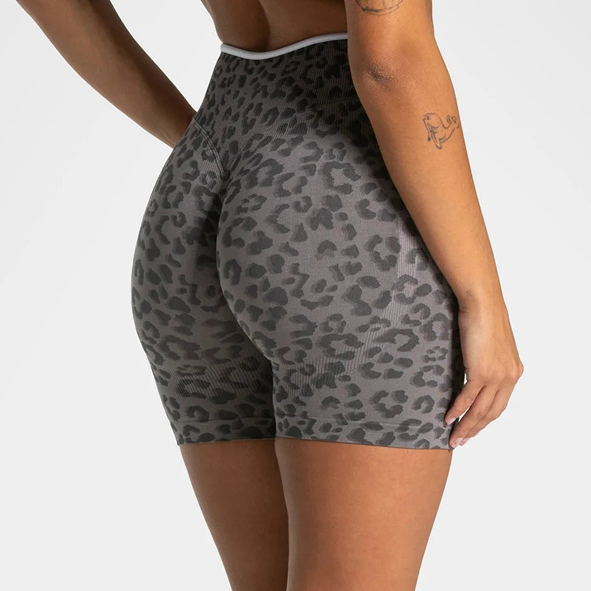 Women Seamless Yoga Shorts Leopard Print Scrunch Butt Gym Shorts Workout Short Leggings Fitness Tights White Waist Sports Shorts