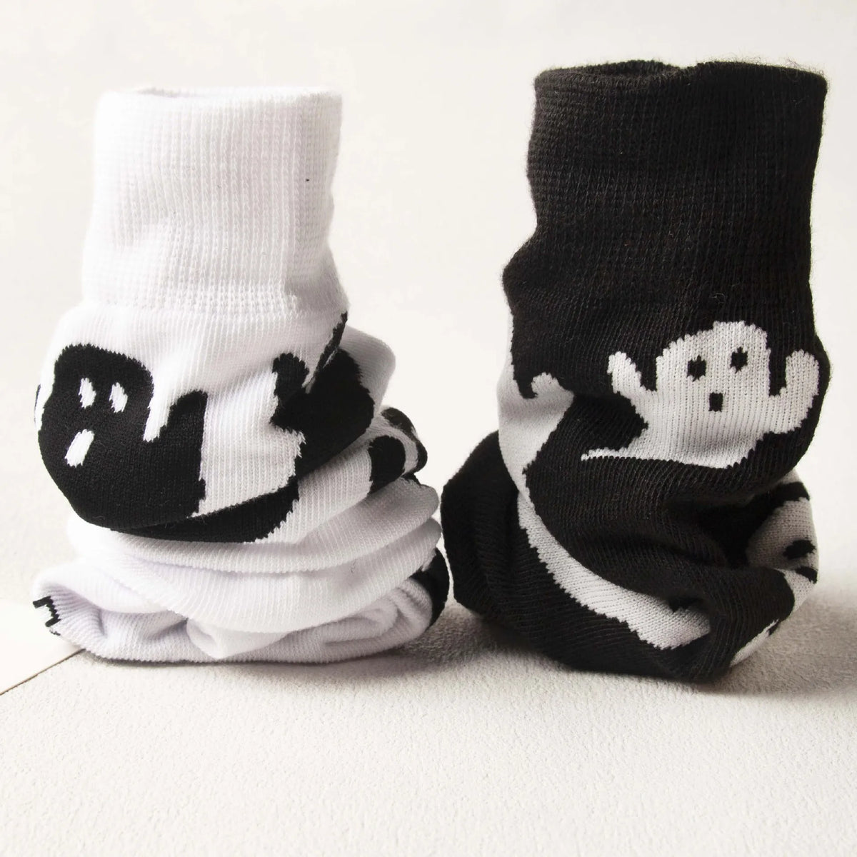 4 Pairs Ladies Autumn Winter Mid-Calf Socks, Cute Cartoon Black & White Ghost Print Halloween Themed Socks For Women