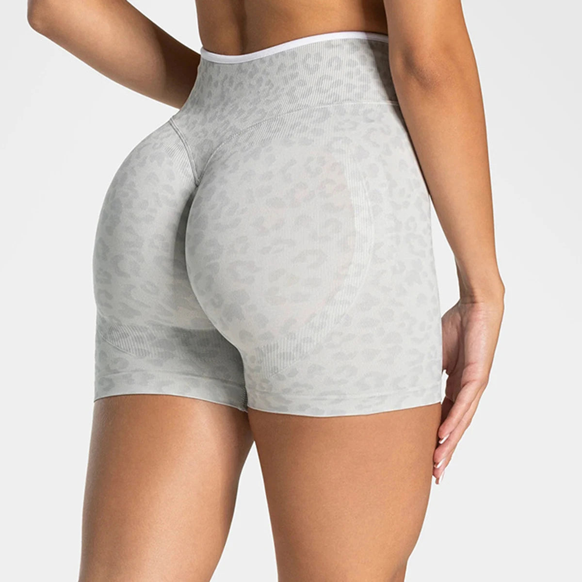 Women Seamless Yoga Shorts Leopard Print Scrunch Butt Gym Shorts Workout Short Leggings Fitness Tights White Waist Sports Shorts
