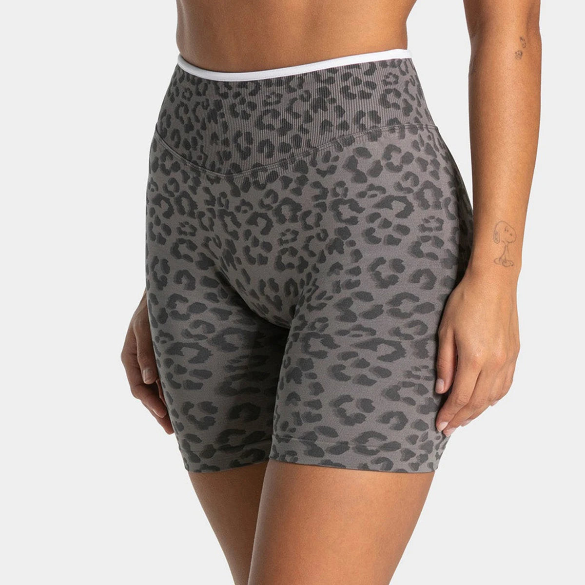 Women Seamless Yoga Shorts Leopard Print Scrunch Butt Gym Shorts Workout Short Leggings Fitness Tights White Waist Sports Shorts