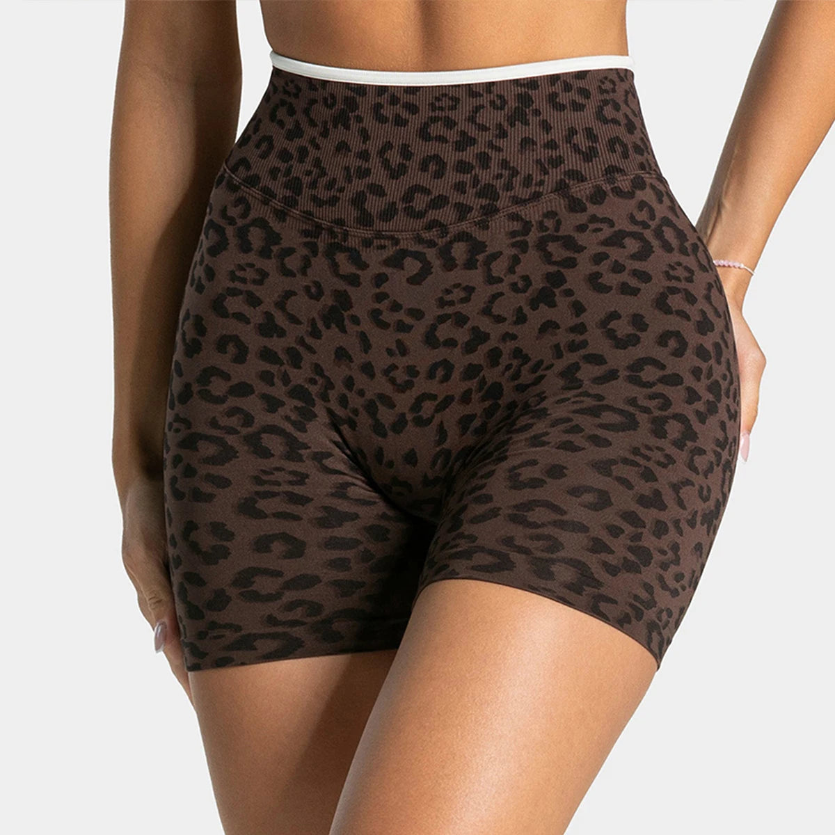 Women Seamless Yoga Shorts Leopard Print Scrunch Butt Gym Shorts Workout Short Leggings Fitness Tights White Waist Sports Shorts